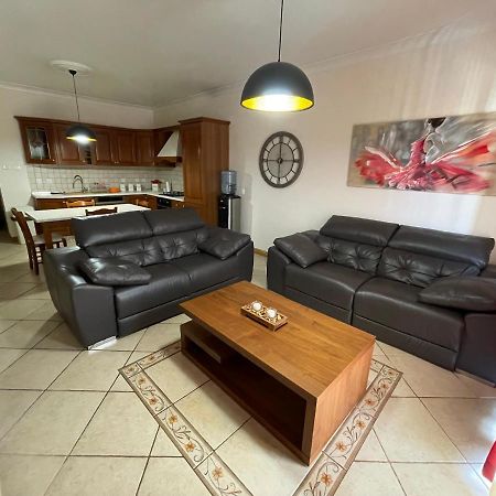 Beautiful Central Apartment With Pool 세인트폴스베이 외부 사진