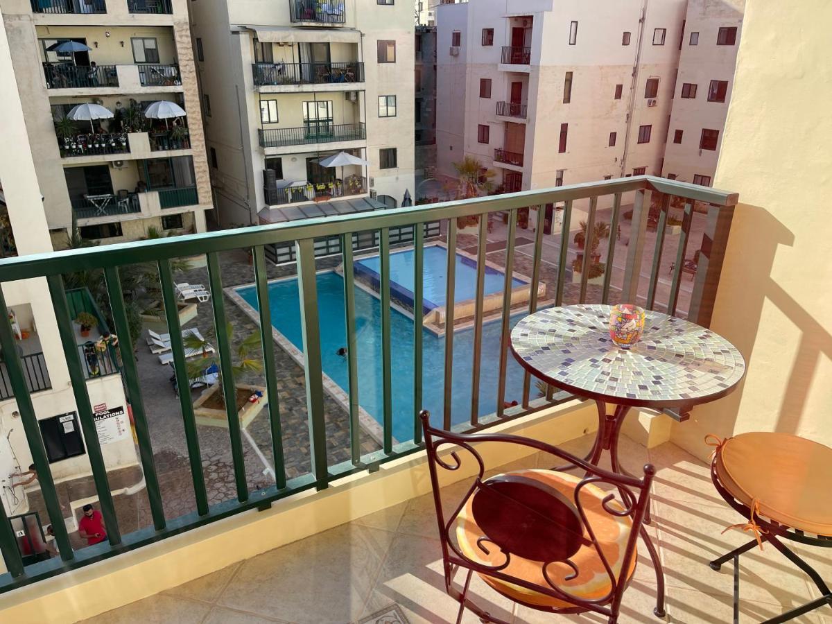 Beautiful Central Apartment With Pool 세인트폴스베이 외부 사진